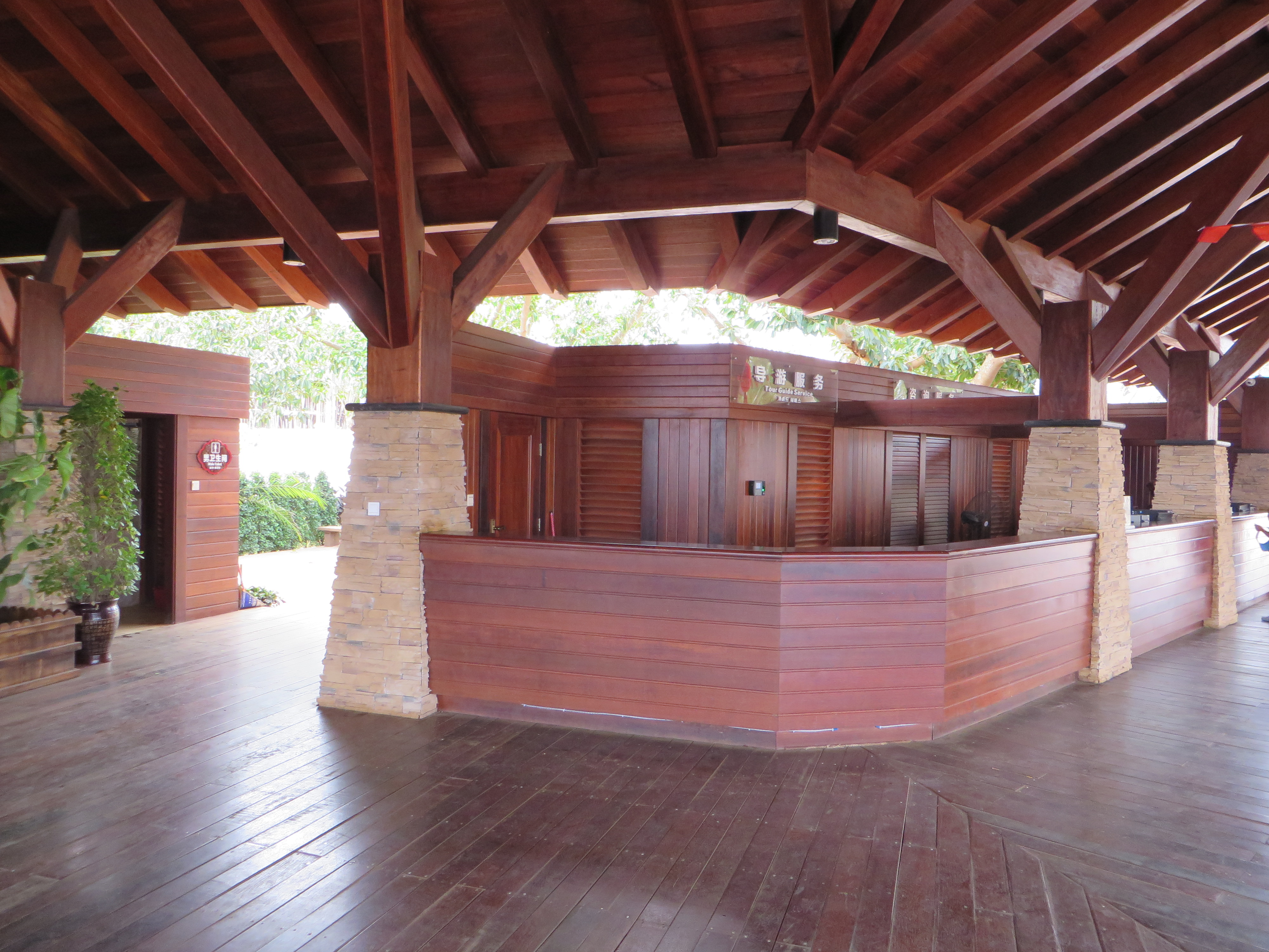 游客接待处很是气派.