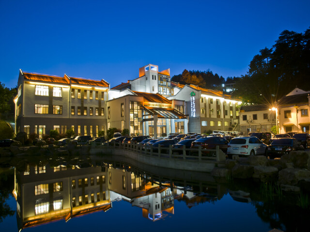 安徽九华山2日游>清凉一夏 宿山上1晚聚龙大酒店,九华山游客服务中心