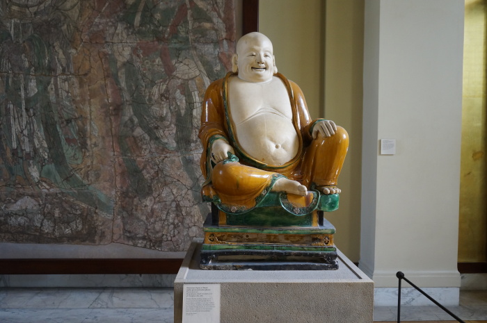 出自河北易县的辽代唐三彩陶瓷罗汉,罗汉是佛主的一名弟子,拥有神奇的