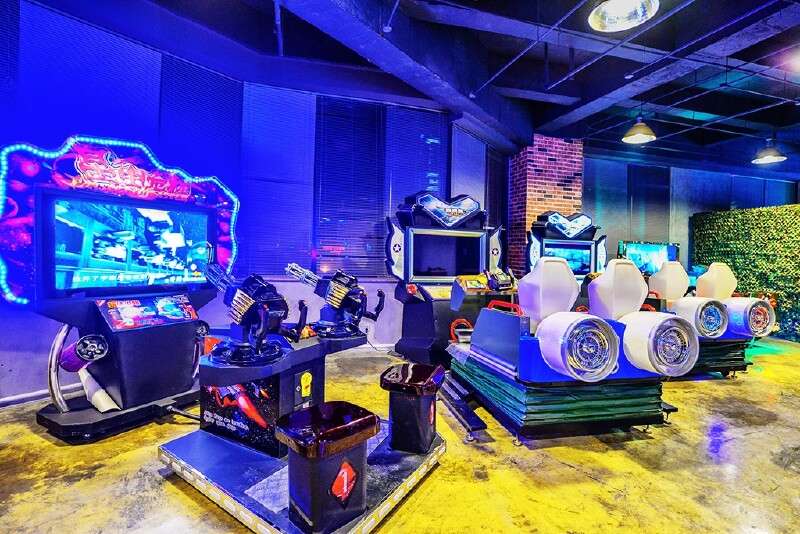 想起下午办入住时酒店还赠送了游戏体验券,就径直去了三楼游戏厅