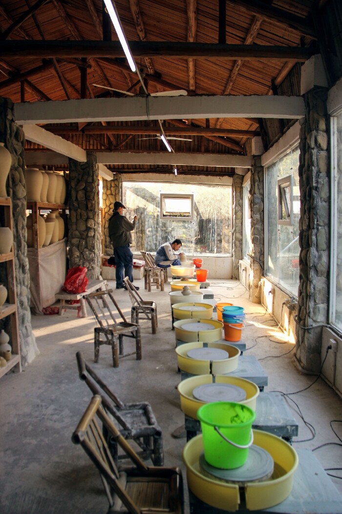 得雨陶瓷创意基地坐落在古木树林里,以雅致的石头立柱支撑工坊,以明净