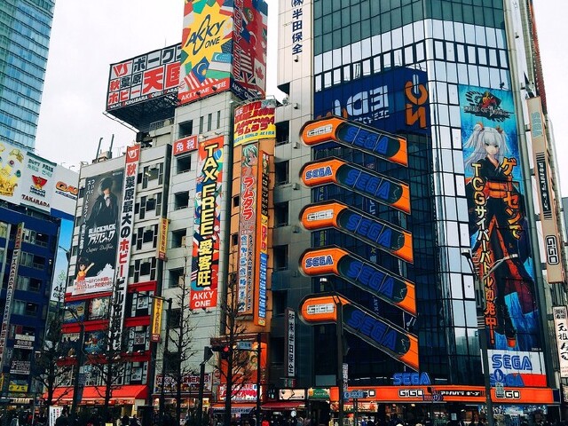 这里聚集各种先进科技商品,动漫模型,最具有日本特色的女仆咖啡店.