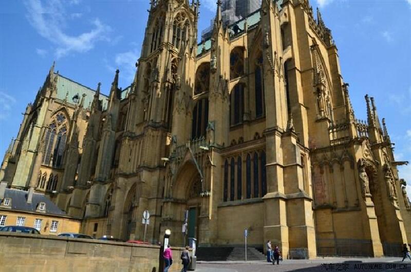 梅兹有一座教堂和一座大学.