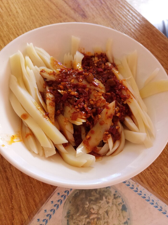 这个是我们早饭时吃的凉拌碗托,其实路边随处可见摆了很多碗的碗托更