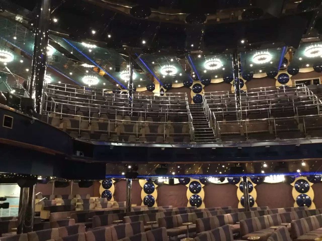 最值得推荐的莫过于"雷克斯1932大剧院"上演的各类精彩表演,剧院跨越3