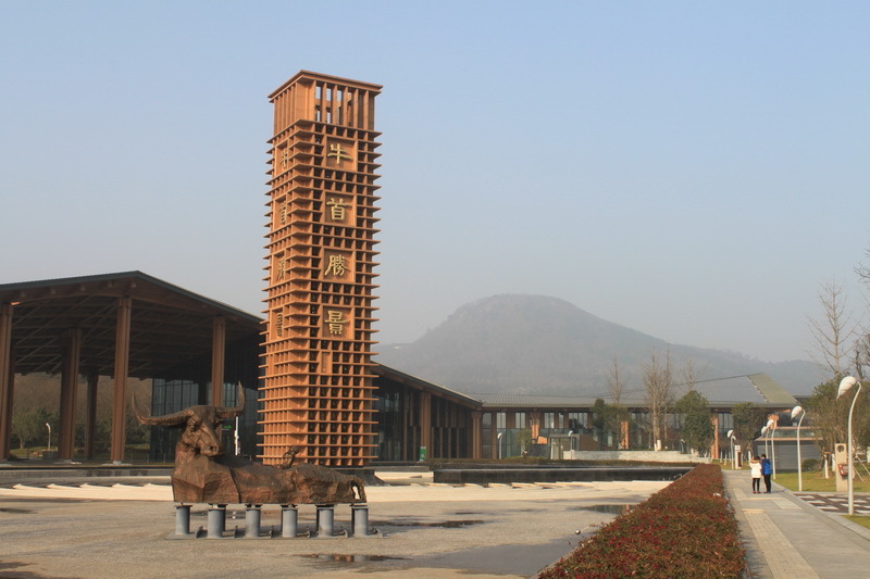 从万象更新广场出来,沿着宁丹路一致可以到牛首山文化风景区东大门.