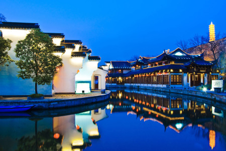 <华东5市6日游>4晚维也纳系列酒店，江南双古镇，观水乡婚礼，登雷峰塔，金陵十六味品秦淮味道（当地游）