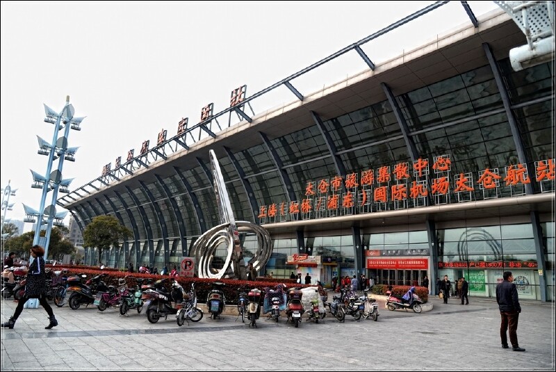 同时它还是旅游集散中心,并且豪迈的挂着"上海虹桥,浦东国际机场太仓
