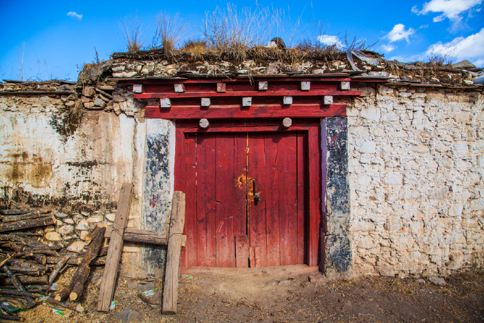     白墙红门甚是好看