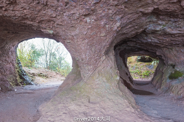 过了牛鼻洞就是下山了.这两个山洞看起来真的像是牛鼻子一样.