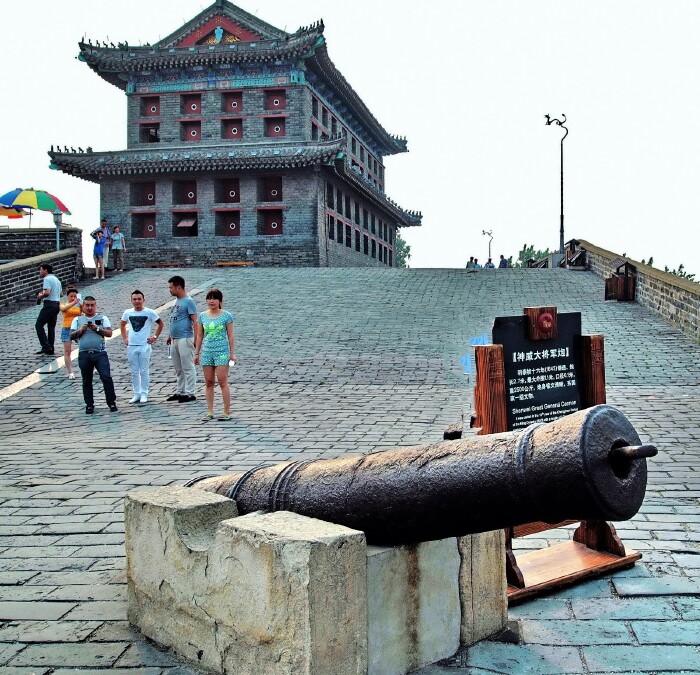 全城有四座主要城门,并有多种古代的防御建筑,是一座防御体系比较完整