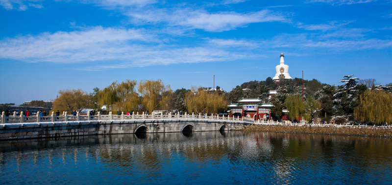 北海公園不但能看到綠色的樹木,清澈北京旅遊景點 勞動節去北海公園