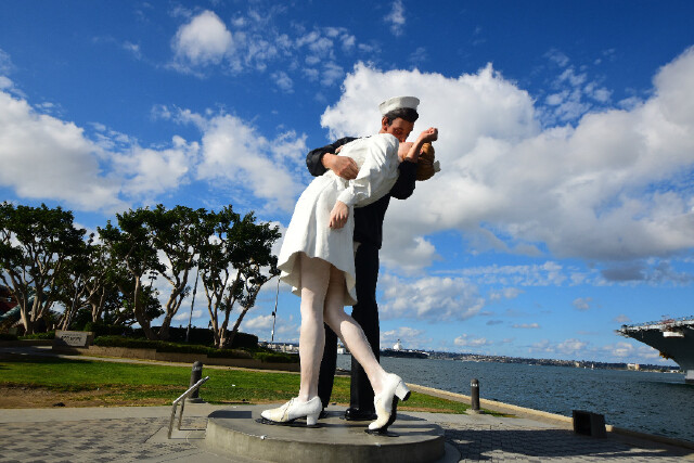 看看这个著名的雕塑胜利之吻.