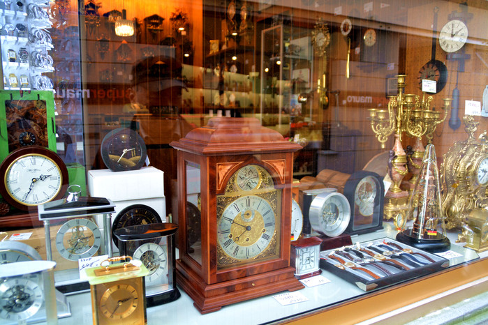 这是一家古玩店,里面有些古老的钟表,瓷器,摆件