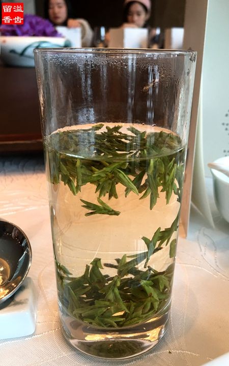 那麼餐前必須先品一杯今年的明前獅峰龍井頭春茶,春天的嫩綠,茶味甘醇