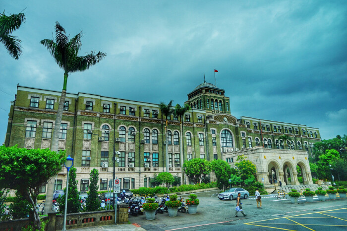 这是台北总统府,也是日据时期的建筑,当时做为台湾总督府办公厅舍之用