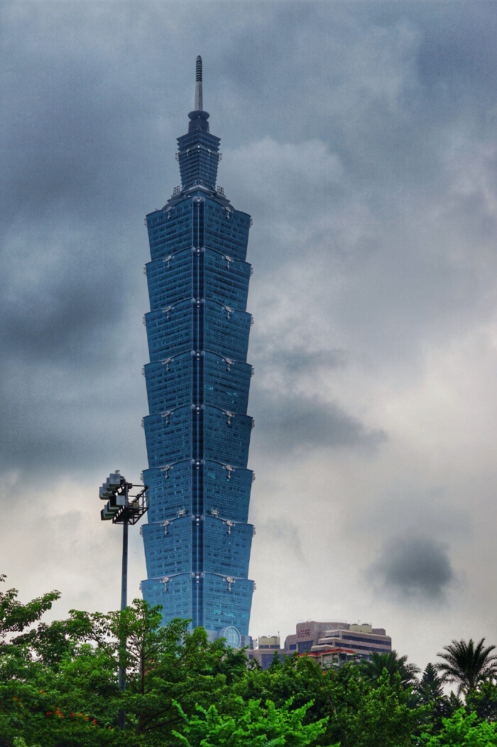 国父纪念馆旁边这个鸟巢一样的建筑也很有名,就是台北小巨蛋体育馆,外