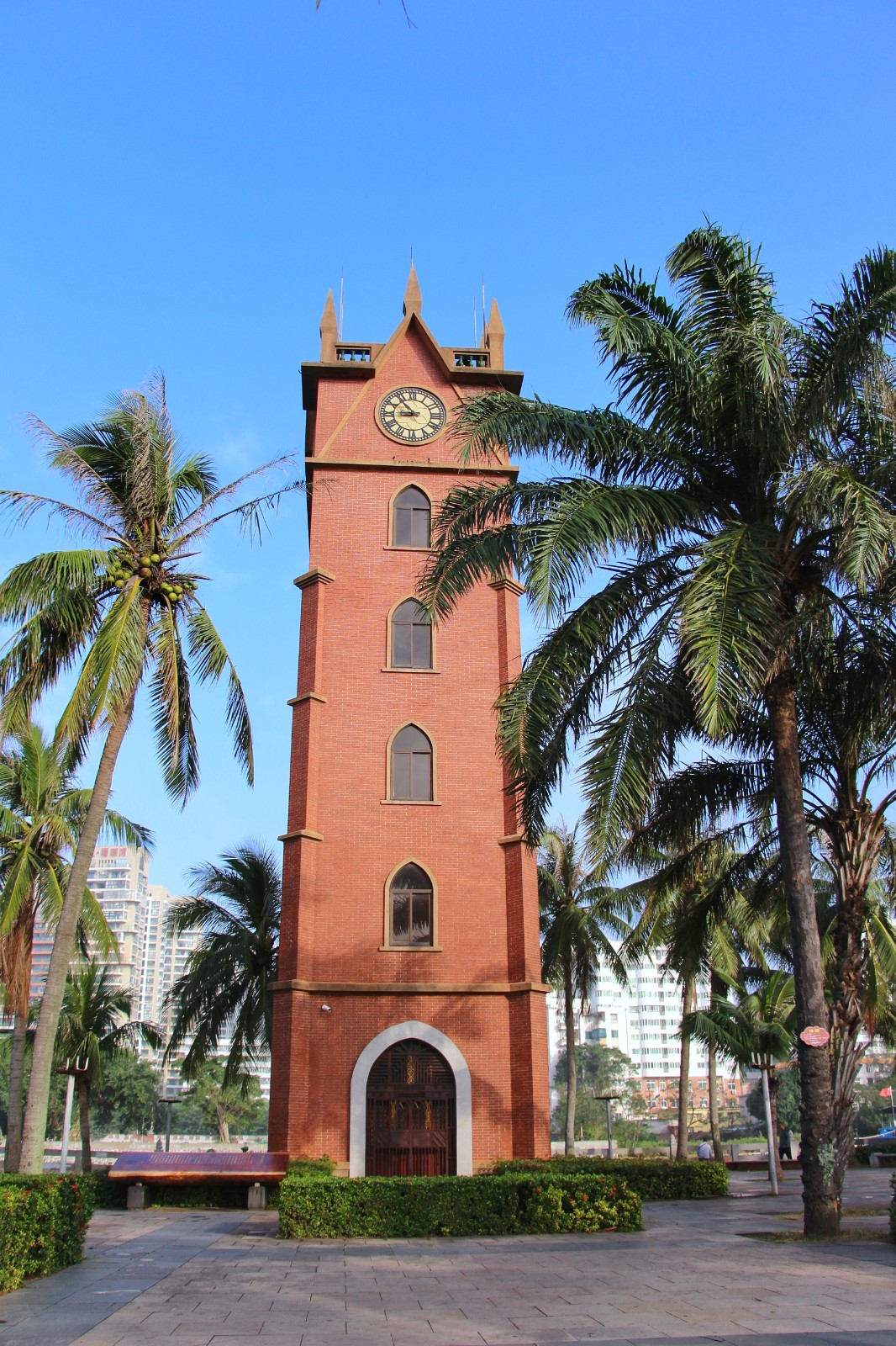 海口钟楼于1929年建成,具有鲜明的哥特式建筑风格,1987年又经过一番