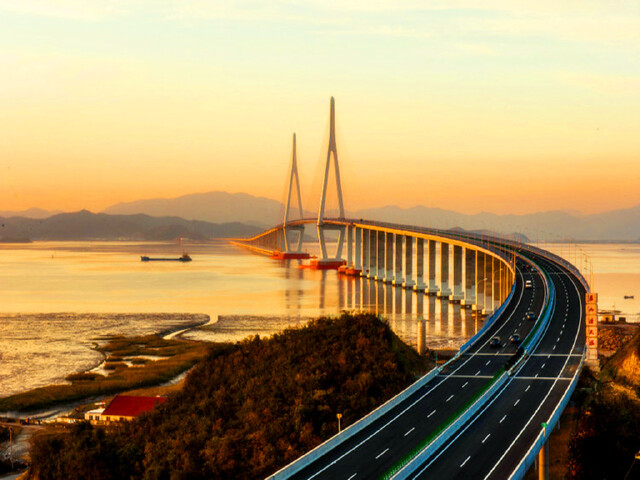 夕阳下的象山港跨海大桥