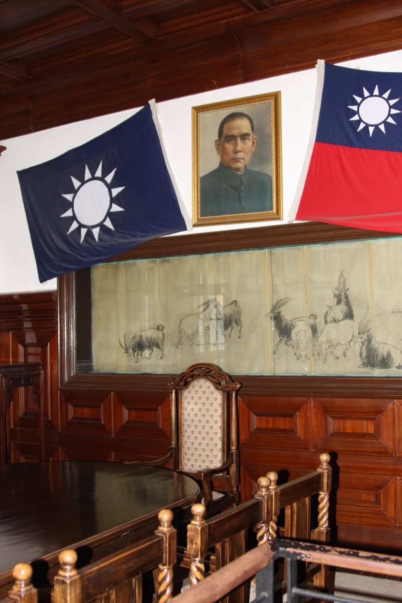 青楼公署的办公室墙壁之上假山石上镌刻张作霖亲题"天理人心"和"慎行"