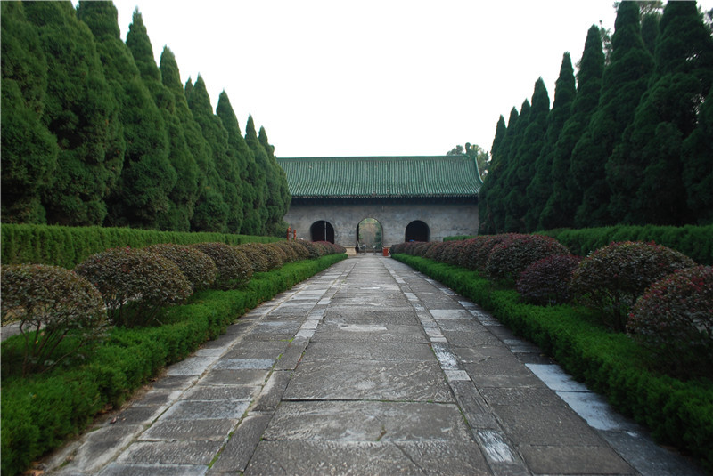 龍泉山和明楚王墓群現被闢為風景區.