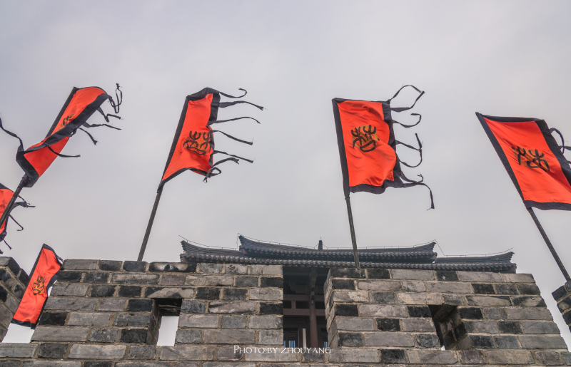 项羽二十四岁起兵反秦,作为名将之后,他力举义旗,巨鹿之战大破秦兵,率