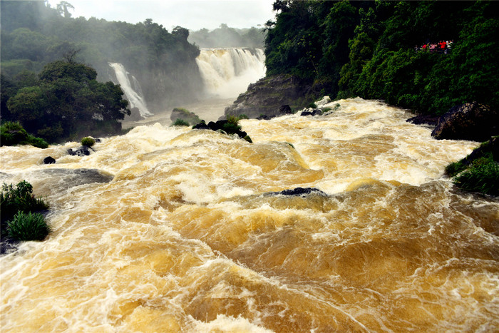 奔腾的伊瓜苏河水带着巨大的轰鸣声冲下断崖