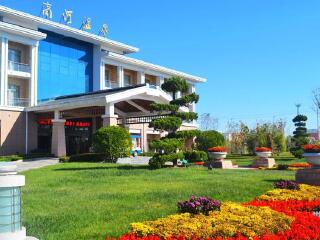 携带身份证等有效证件前往酒店前台报姓名,电话办理入住商河温泉景区