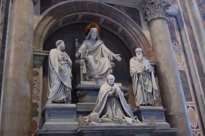 圣彼得大教堂里极大的宗教人物雕塑.