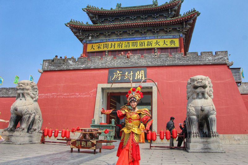 午朝门广场,宋都御街,中山路,四面钟,朱雀苑广场,最后到达开封府门前