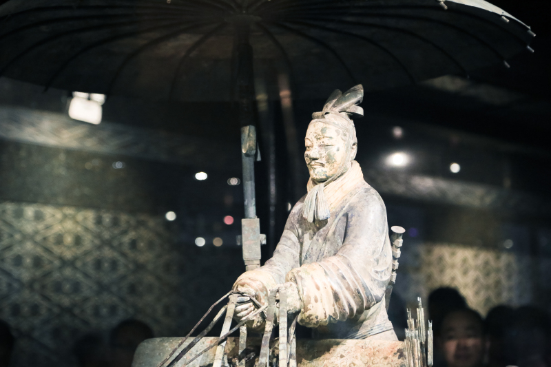 青铜制作的马车,车夫.做过精致,为中国古代工匠折服.