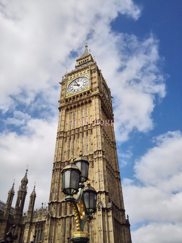伦敦大本钟高95米,钟的直径7米,是伦敦著名的地标性建筑之一,每15分钟