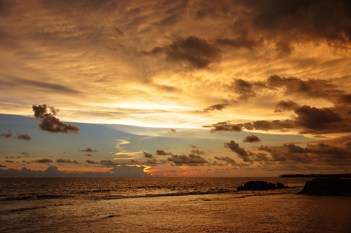 站在旗巖看夕陽慢慢在海邊落下,整個天空和大海都呈現在一片金色中