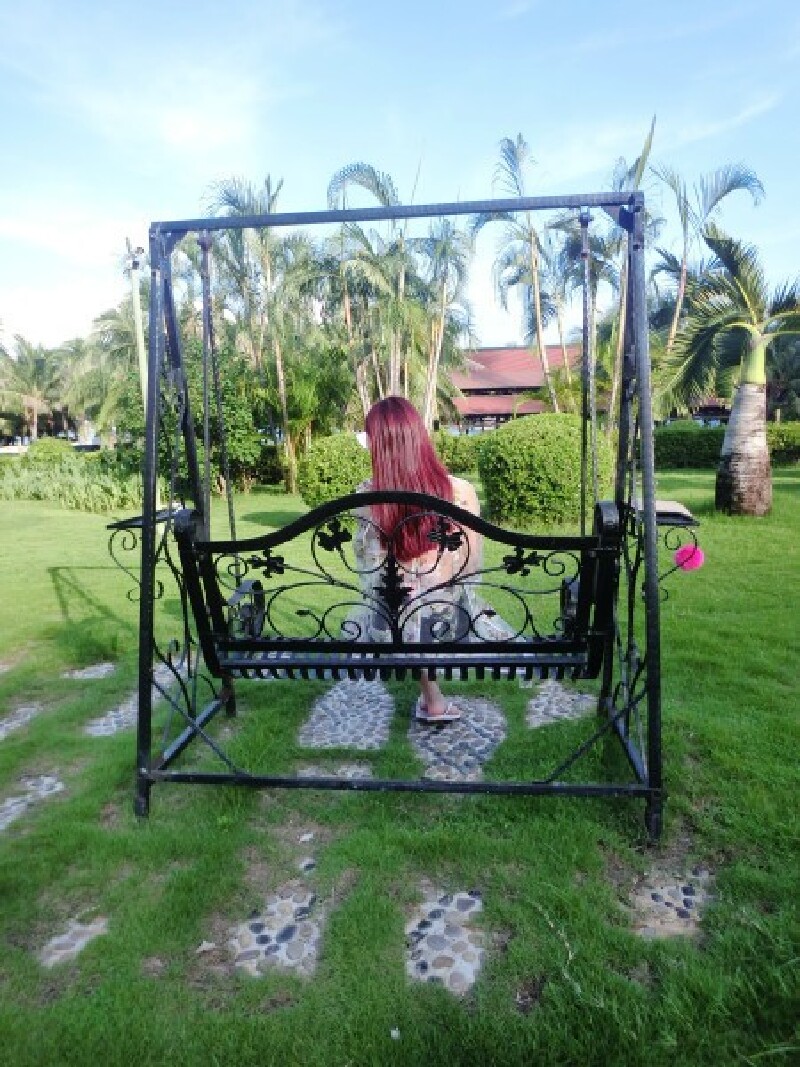 让人摇摇晃晃就想睡觉的摇椅远处可看见帆船 谁能带我去坐坐哇~远处可