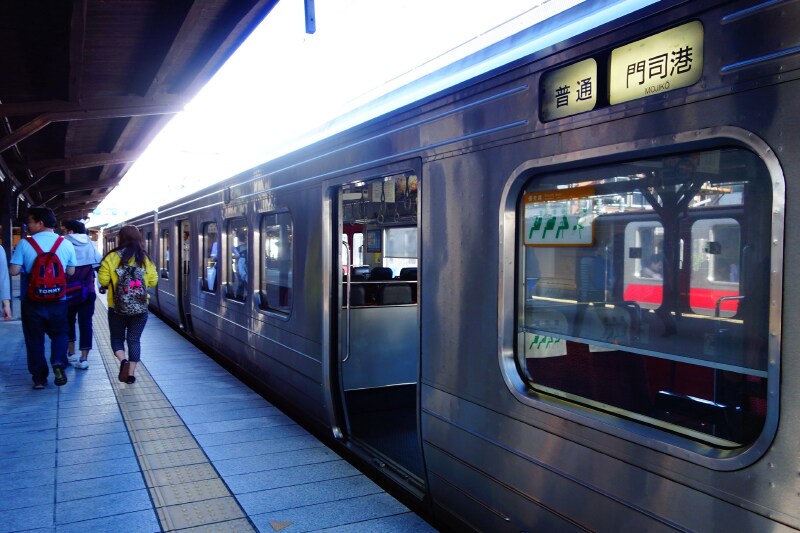 到小仓站在同站台换乘普通列车前往门司港.