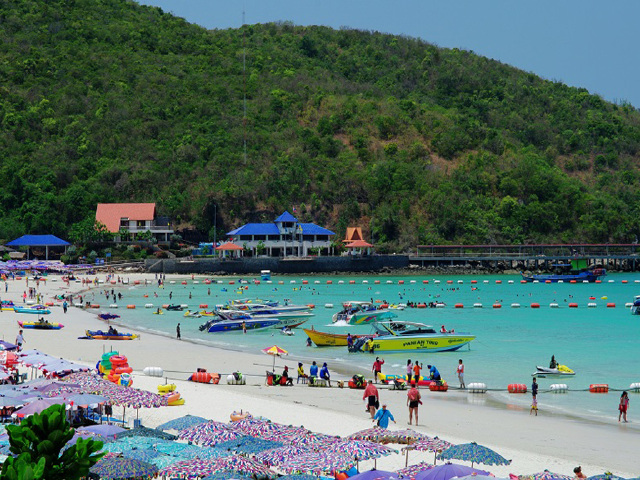 金沙岛金沙岛金沙岛位于芭堤雅西边的一个小岛,以其蓝天,碧海,白浪