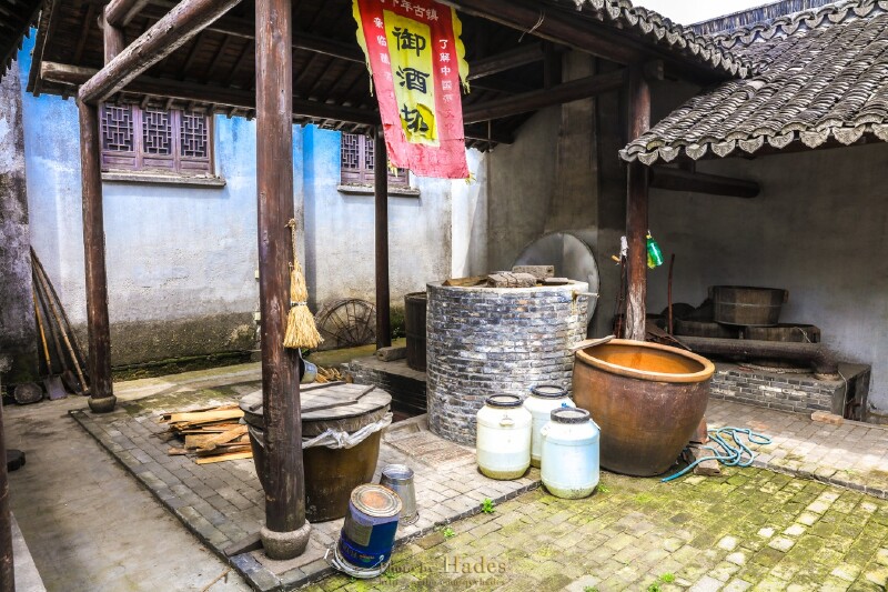 作坊的中间部分是一个小院落,里面都是酿酒