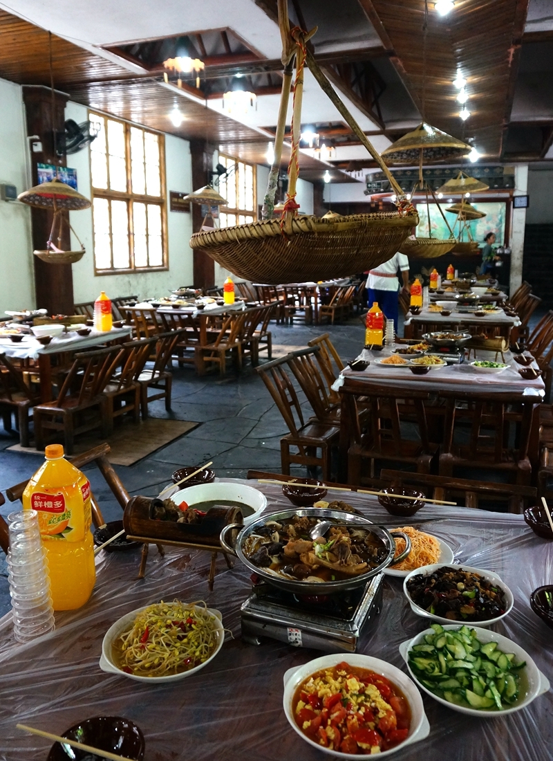 (dh188)准备迎宾开席的"苗王宴"～矮桌小椅