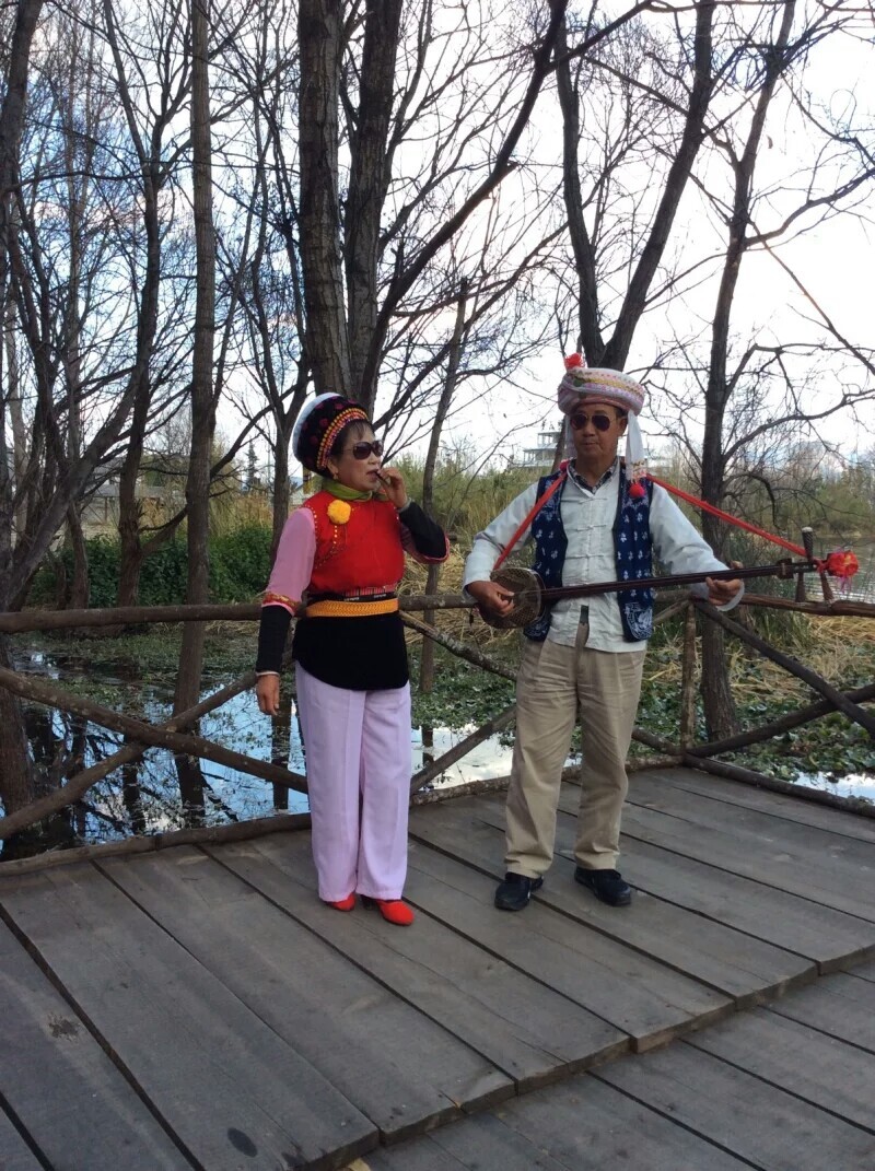 这是白族的金花和阿鹏哥在表演.