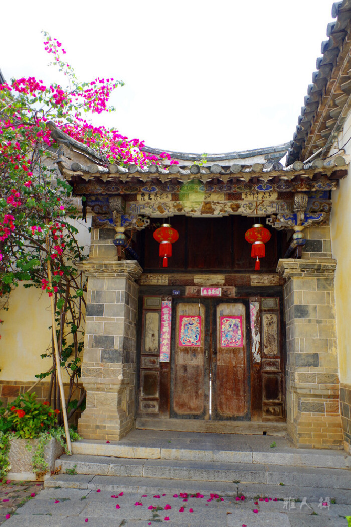 团山民居各家的格局大同小异,一个四合院,上下二层.