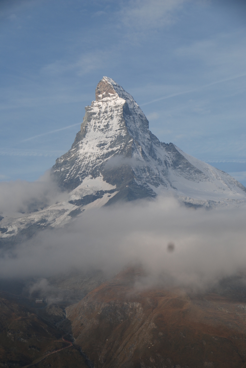 地区的标志性景点,可以欣赏到4000米以上的山峰和戈尔内冰河圣伯纳犬