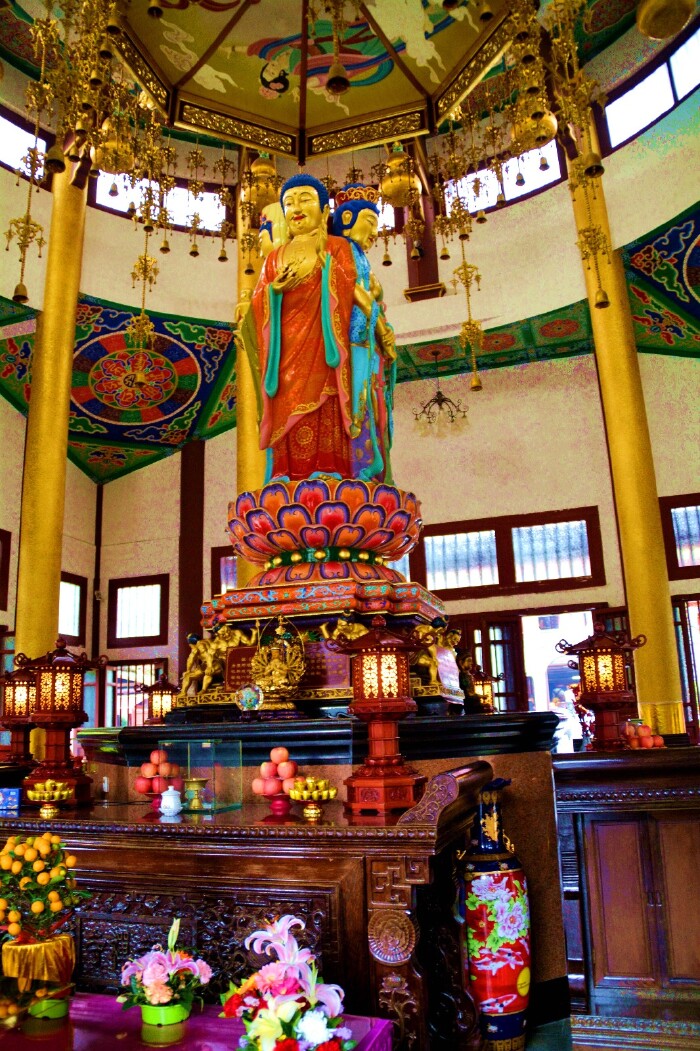 尤其在大士殿中,深深地被四面大士像振撼着心灵,真是不可思议!