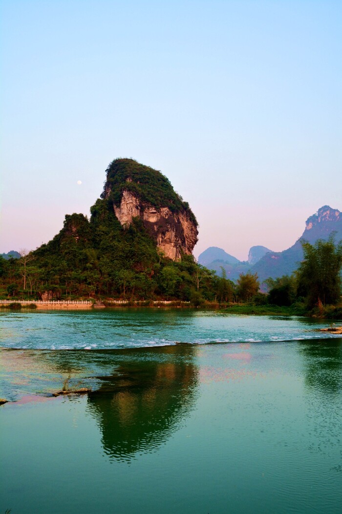 睁眼就是风景,虽然设施有些陈旧但很值得一住,后面还有狮子山,早晨