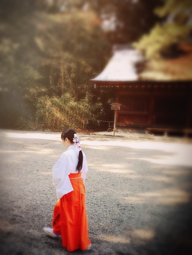 身着传统祭祀服装的日本少女,有点《犬夜叉》中桔梗的模样.