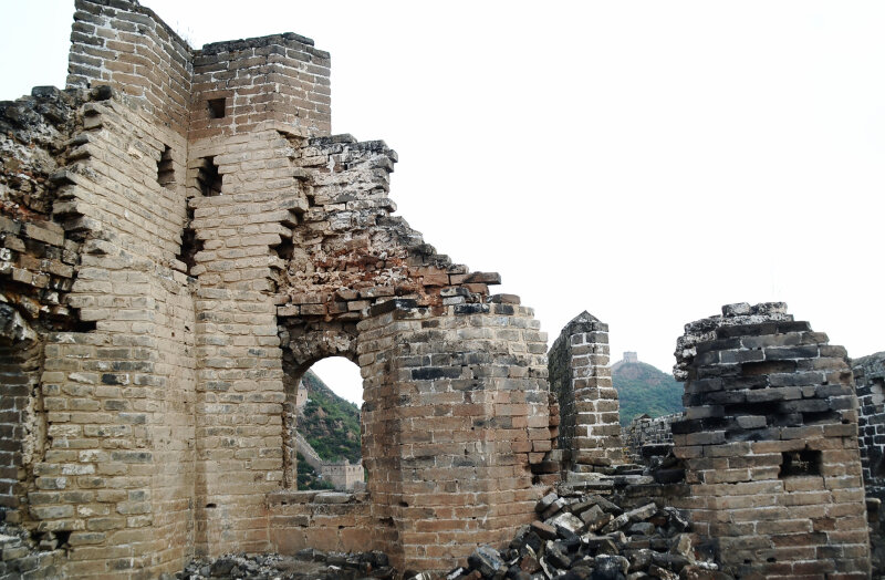 金山岭长城历经450年的风雨沧桑和战火洗礼,虽然残墙断壁