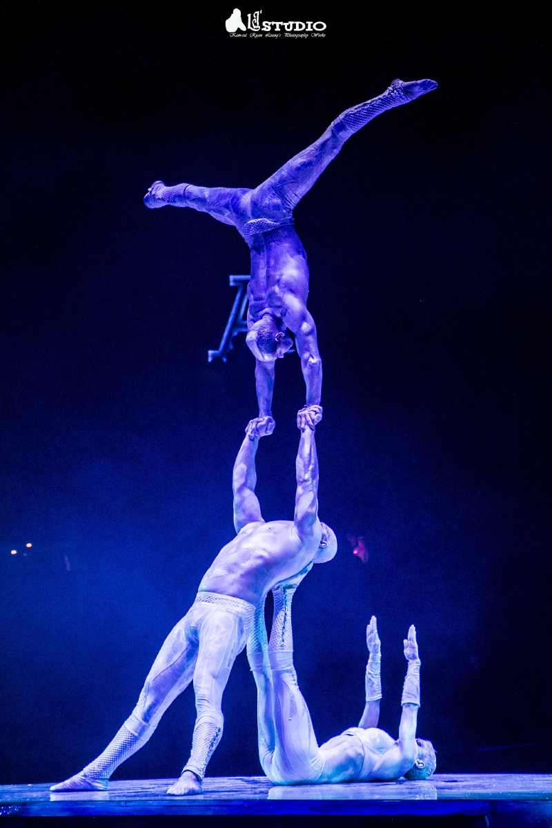 融合力量与平衡的杂技体操艺术,突破传统的三人同台的平衡表演,力与美