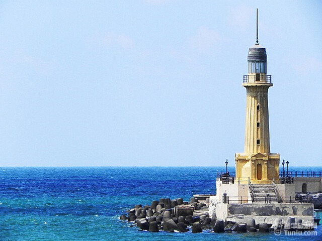 在古代亚历山大,极为突出的建筑是亚历山大灯塔,曾被认为是古代世界