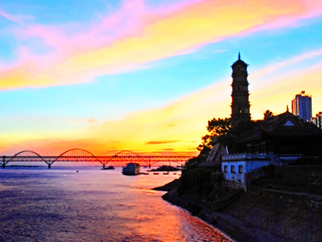 锁江楼塔位于中国江西省九江市浔阳区长江南岸的滨江
