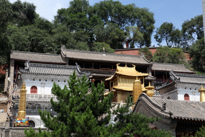 位于台怀镇中心地,是五台山历史最古,规模最大的寺庙.