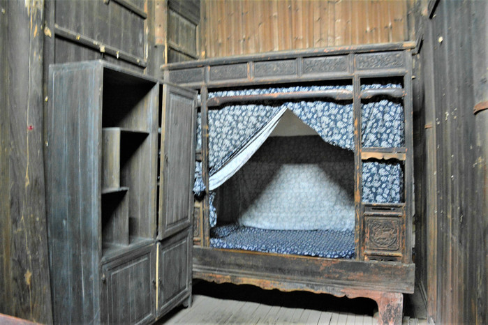 婺源江湾p89:古代的卧室其实都不是很大,一张床,一个组合柜,很简洁